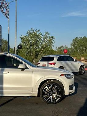White 2018 Volvo XC90 T6 Momentum