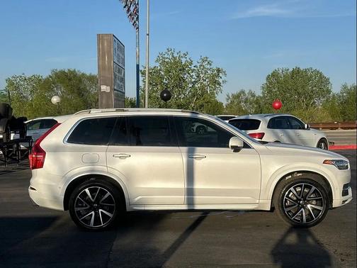 White 2018 Volvo XC90 T6 Momentum
