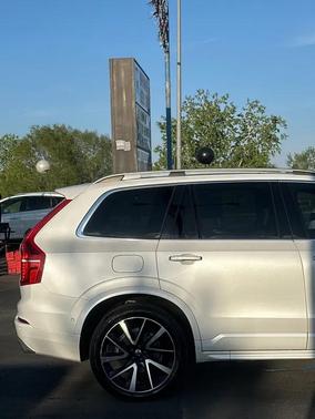 White 2018 Volvo XC90 T6 Momentum