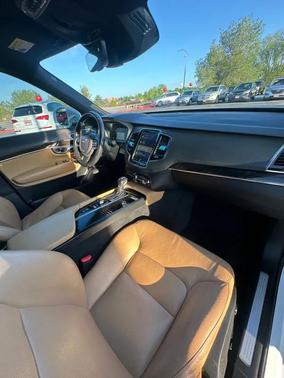White 2018 Volvo XC90 T6 Momentum