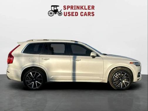 White 2018 Volvo XC90 T6 Momentum