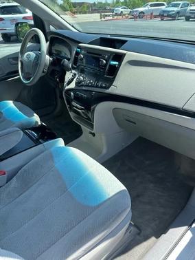 Super White 2014 Toyota Sienna LE