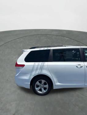 Super White 2014 Toyota Sienna LE