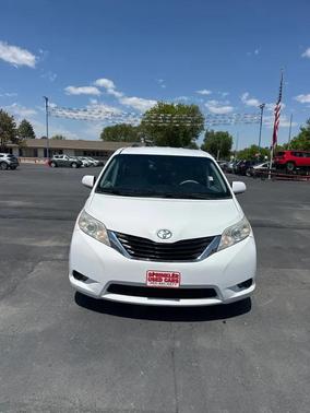 Super White 2014 Toyota Sienna LE