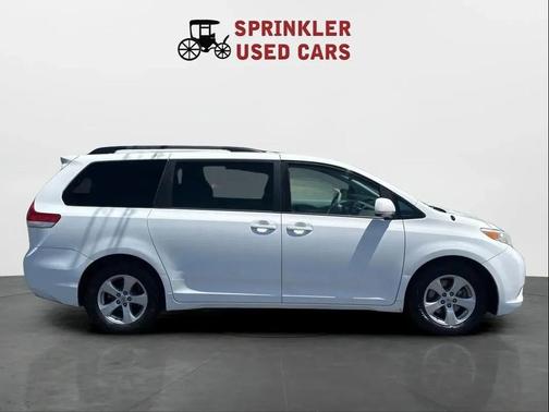 Super White 2014 Toyota Sienna LE