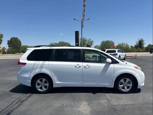 Super White 2014 Toyota Sienna LE