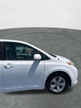 Super White 2014 Toyota Sienna LE