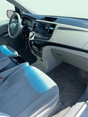 Super White 2014 Toyota Sienna LE