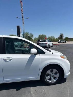 Super White 2014 Toyota Sienna LE