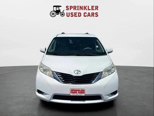 Super White 2014 Toyota Sienna LE