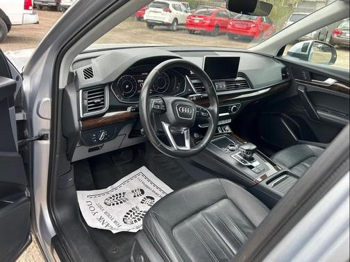 Florett Silver Metallic 2019 Audi Q5 2.0T Premium Plus