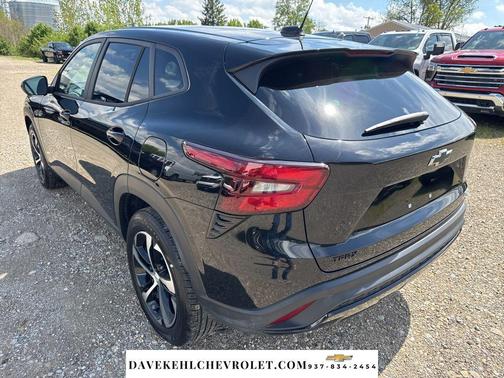 Mosaic Black Metallic 2025 Chevrolet Trax FWD 1RS