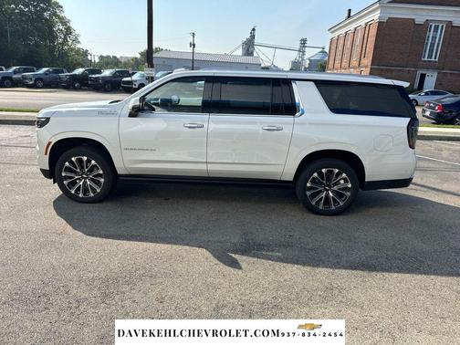 Iridescent Pearl Tricoat 2025 Chevrolet Suburban 4WD High Country
