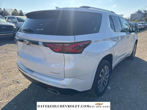 Iridescent Pearl Tricoat 2023 Chevrolet Traverse Premier