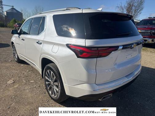 Iridescent Pearl Tricoat 2023 Chevrolet Traverse Premier