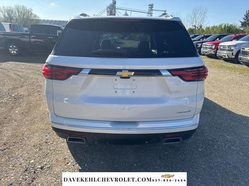 Iridescent Pearl Tricoat 2023 Chevrolet Traverse Premier