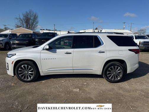 Iridescent Pearl Tricoat 2023 Chevrolet Traverse Premier