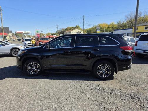 Midnight Black Metallic 2018 Toyota Highlander LE Plus
