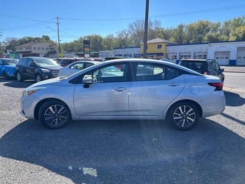 Brilliant Silver Metallic 2021 Nissan Versa 1.6 SV