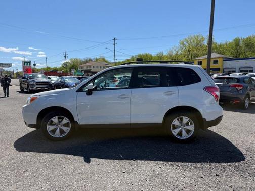 Crystal White Pearl 2016 Subaru Forester 2.5i Premium
