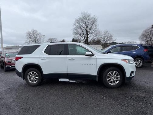 Summit White 2018 Chevrolet Traverse LT Cloth