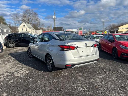 Brilliant Silver Metallic 2021 Nissan Versa 1.6 SV
