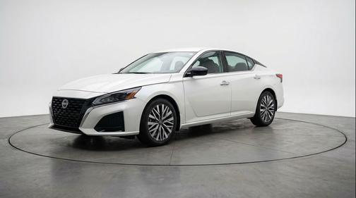 Glacier White 2025 Nissan Altima SV FWD