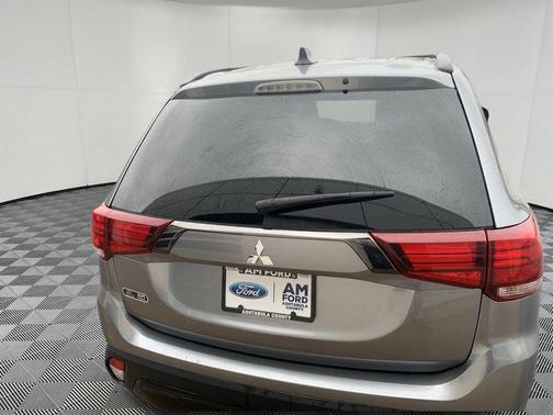 Mercury Gray Metallic 2020 Mitsubishi Outlander LE