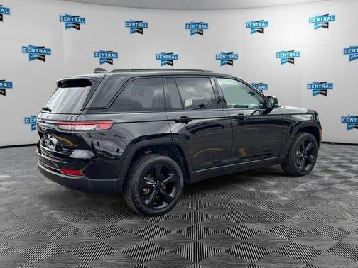 Diamond Black Crystal Pearlcoat 2023 Jeep Grand Cherokee Limited