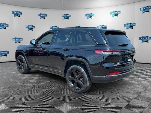 Diamond Black Crystal Pearlcoat 2023 Jeep Grand Cherokee Limited