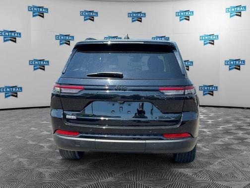 Diamond Black Crystal Pearlcoat 2023 Jeep Grand Cherokee Limited