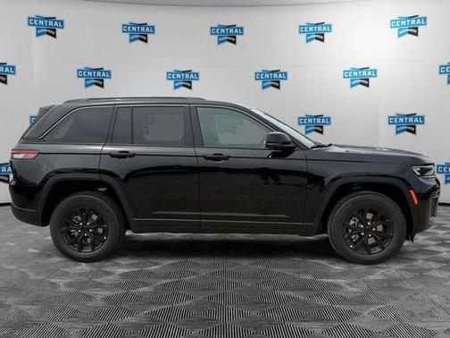 Diamond Black Crystal Pearlcoat 2026 Jeep Grand Cherokee Altitude