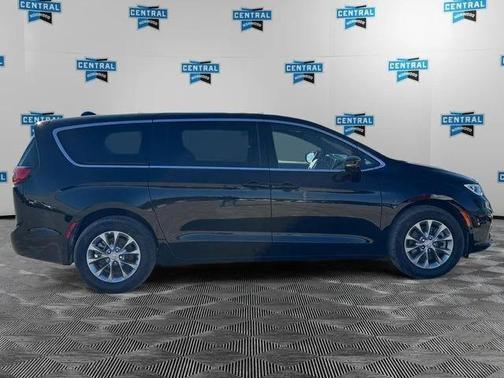 Diamond Black Crystal Pearlcoat 2026 Chrysler Pacifica L