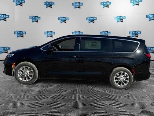 Diamond Black Crystal Pearlcoat 2026 Chrysler Pacifica L