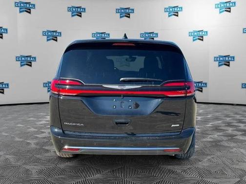 Diamond Black Crystal Pearlcoat 2026 Chrysler Pacifica L