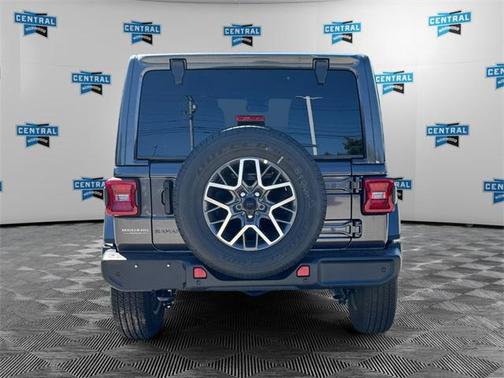 2025 Jeep Wrangler 4-Door Sahara 4x4