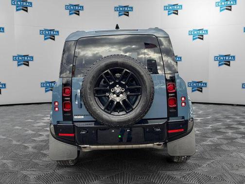 2025 Land Rover Defender 90 P400 X-Dynamic SE