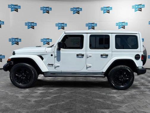 Bright White Clearcoat 2022 Jeep Wrangler Unlimited Sahara