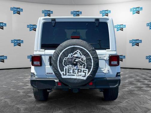 Bright White Clearcoat 2022 Jeep Wrangler Unlimited Sahara