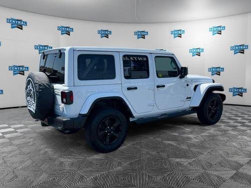 Bright White Clearcoat 2022 Jeep Wrangler Unlimited Sahara
