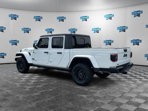 Bright White Clearcoat 2024 Jeep Gladiator Willys