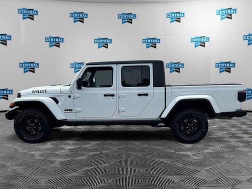 Bright White Clearcoat 2024 Jeep Gladiator Willys