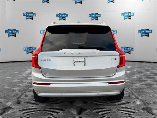 2022 Volvo XC90 T5 Momentum