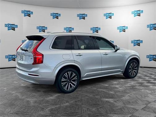 2022 Volvo XC90 T5 Momentum