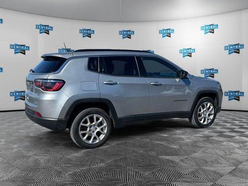 2023 Jeep Compass Latitude Lux