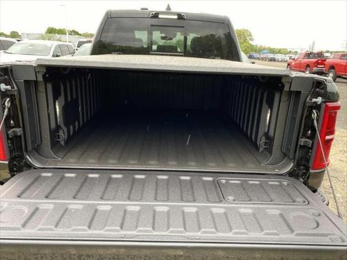 Diamond Black Crystal Pearlcoat 2026 RAM 1500 ST