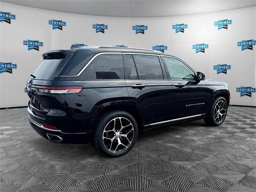 2022 Jeep Grand Cherokee Summit