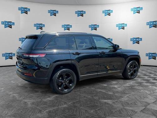 Diamond Black Crystal Pearlcoat 2023 Jeep Grand Cherokee Altitude