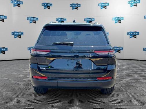 Diamond Black Crystal Pearlcoat 2023 Jeep Grand Cherokee Altitude