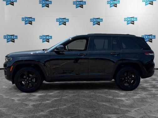 Diamond Black Crystal Pearlcoat 2023 Jeep Grand Cherokee Altitude